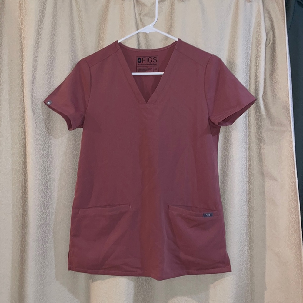 Figs pocket scrub top in Mauve
